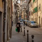 Piazza Grande-giallo Cremisi