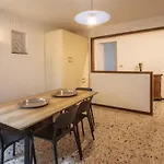 Piazza Grande-giallo Cremisi Feriehus