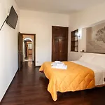Piazza Grande-giallo Cremisi Feriehus